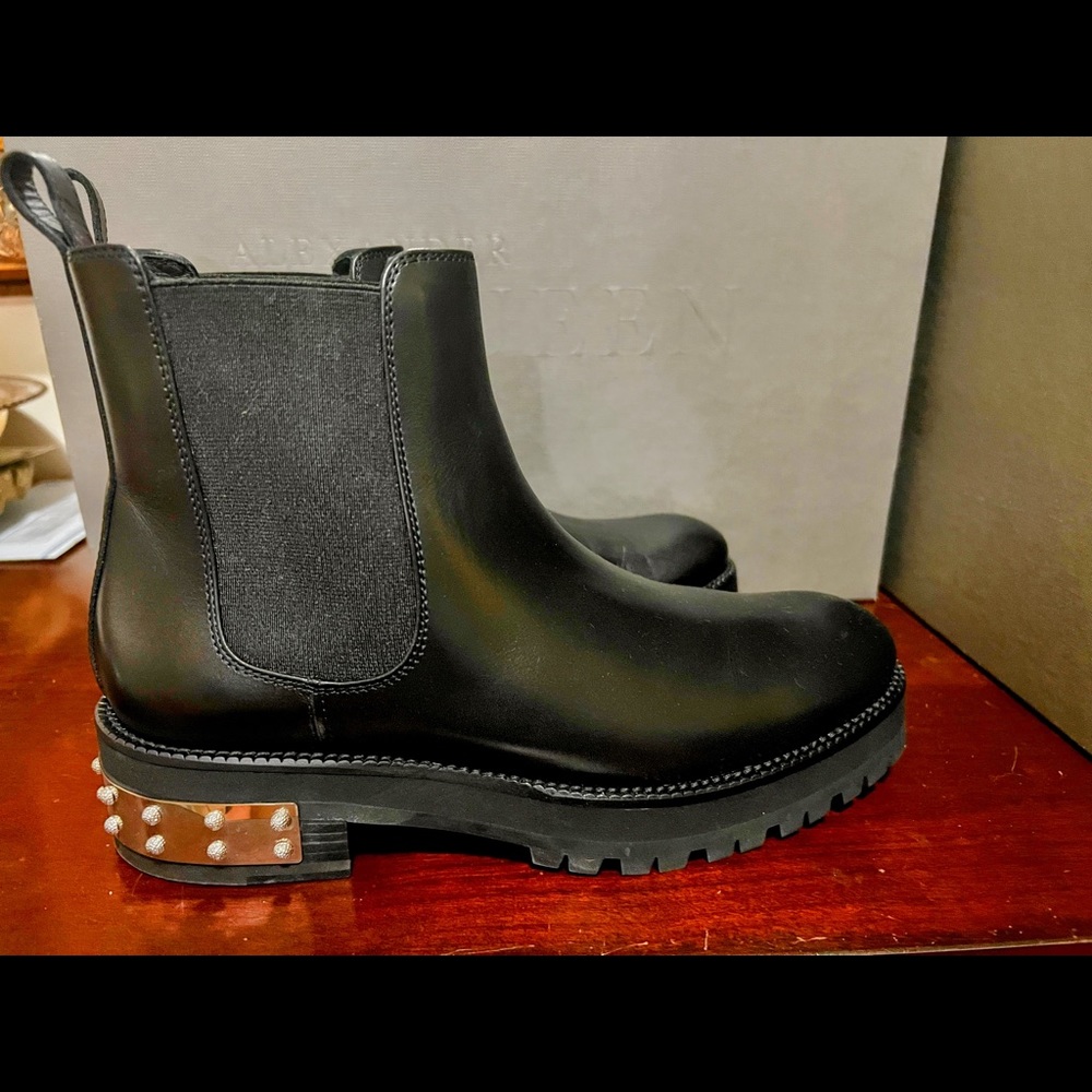 Alexander McQueen Women’s Boots Size 36. GOLDANIL CALF/ELASTIC 1000 Black. $684
